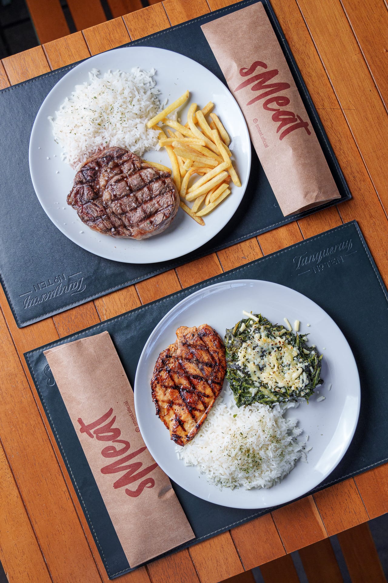Dois pratos do almoço executivo do Smeat: bife com fritas e frango com creme de espinafre