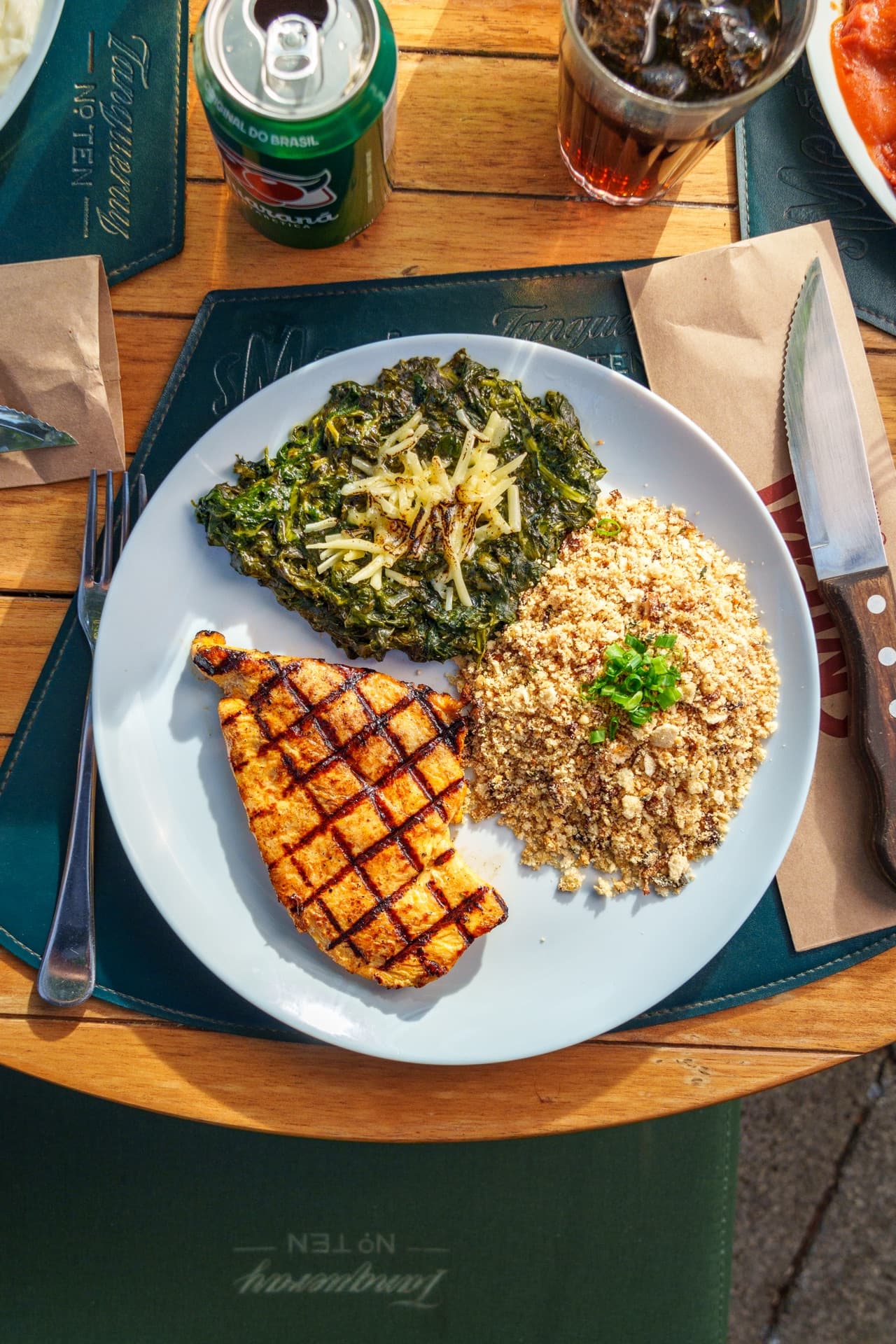 Frango grelhado com arroz integral e creme de espinafre